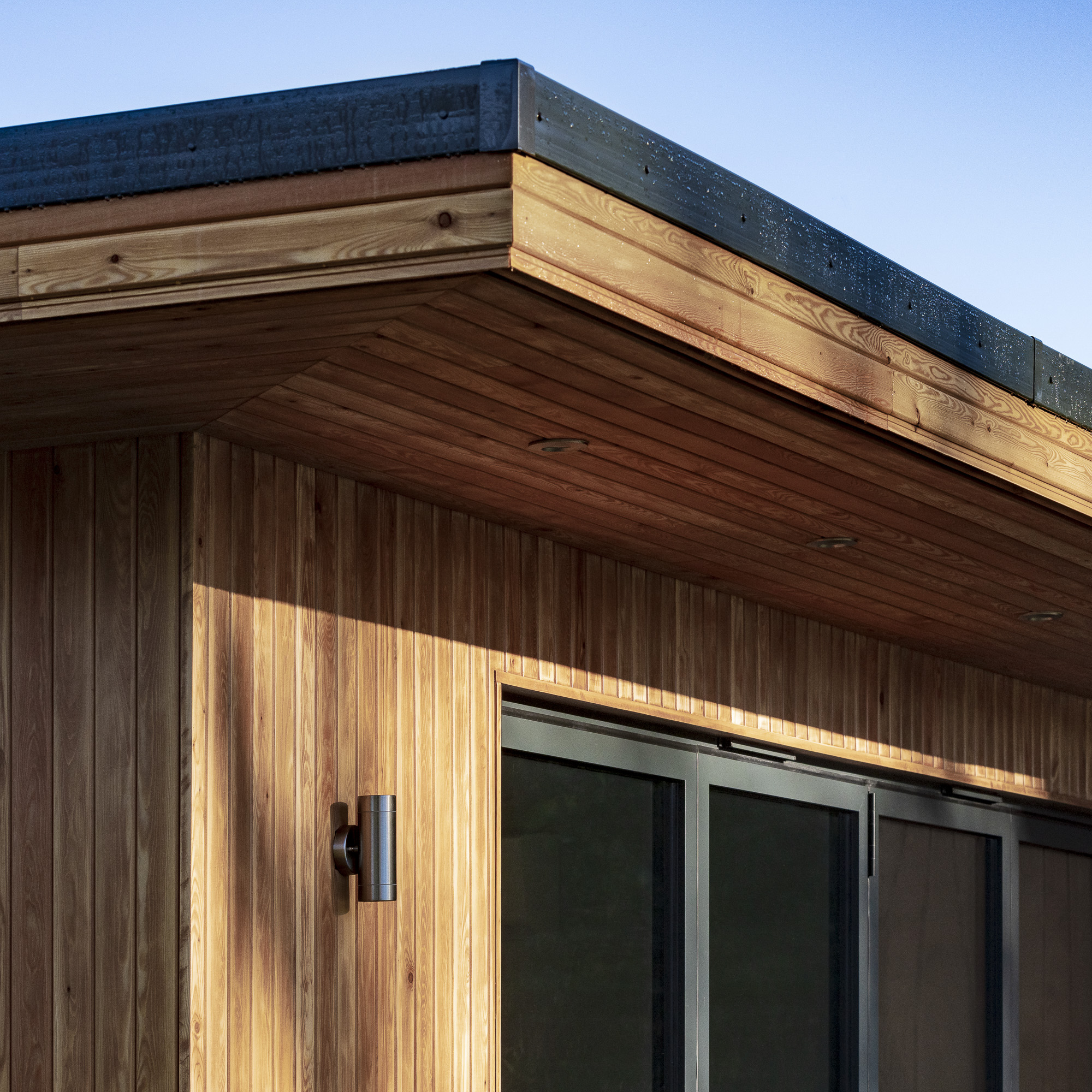 CANOPY OVERHANG OF 1 M ON GARDEN ROOM